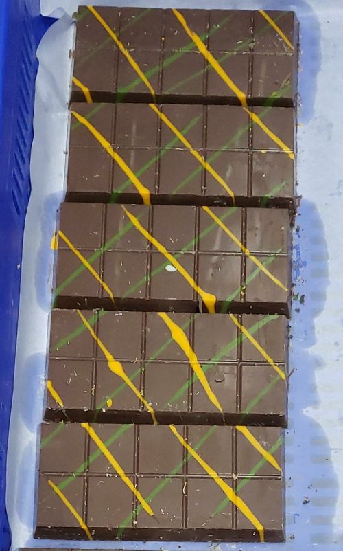 Laatste bedrijf oplossingen over Een opkomend chocolademerk vernieuwt met 60 kg chocolade tempering & depositor machine om premium Dubai chocolade te maken