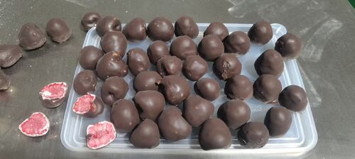 Australische klant bestelt 2 sets opnieuw na proef van een jaar: Onze enrober levert staartvrije frambozenchemische chocoladecoating