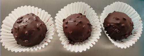 Laatste bedrijfsblogs Innovatieve Technologie voor Gelijktijdige Chocolade- en Pindacoating Lost Succesvol Mochi-Productieprobleem Op.